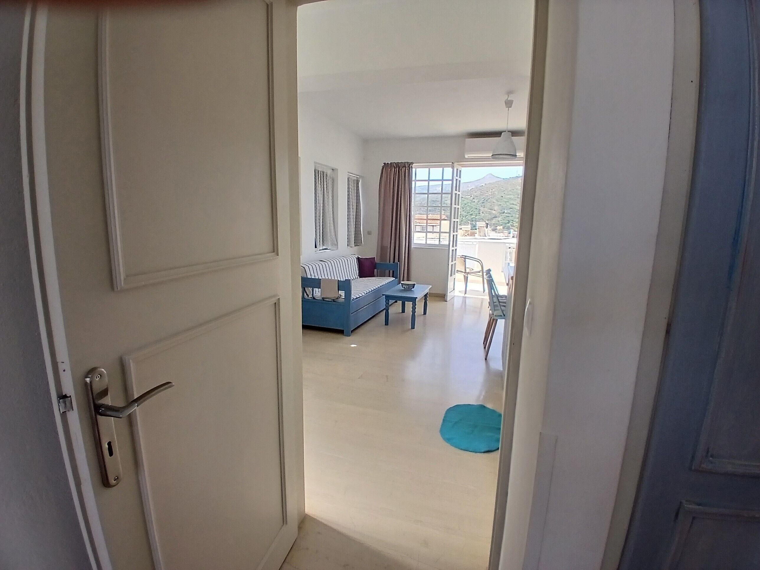Una stanza con un letto, un tavolino e una sedia. Si vede una finestra con tende e una vista sull'esterno.. Appartamento 'Memories' con Balcone, Wi-Fi e Aria Condizionata