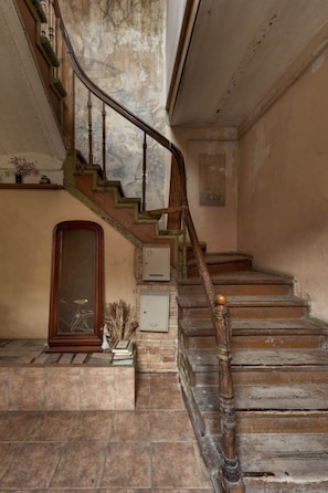 Eine Treppe mit hölzernen Geländern und einem gefliesten Boden.