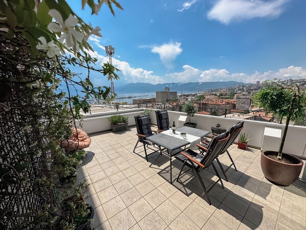 Outdoor dining - Panoramic Sea View Penthouse with Free Parking (Rijeka)