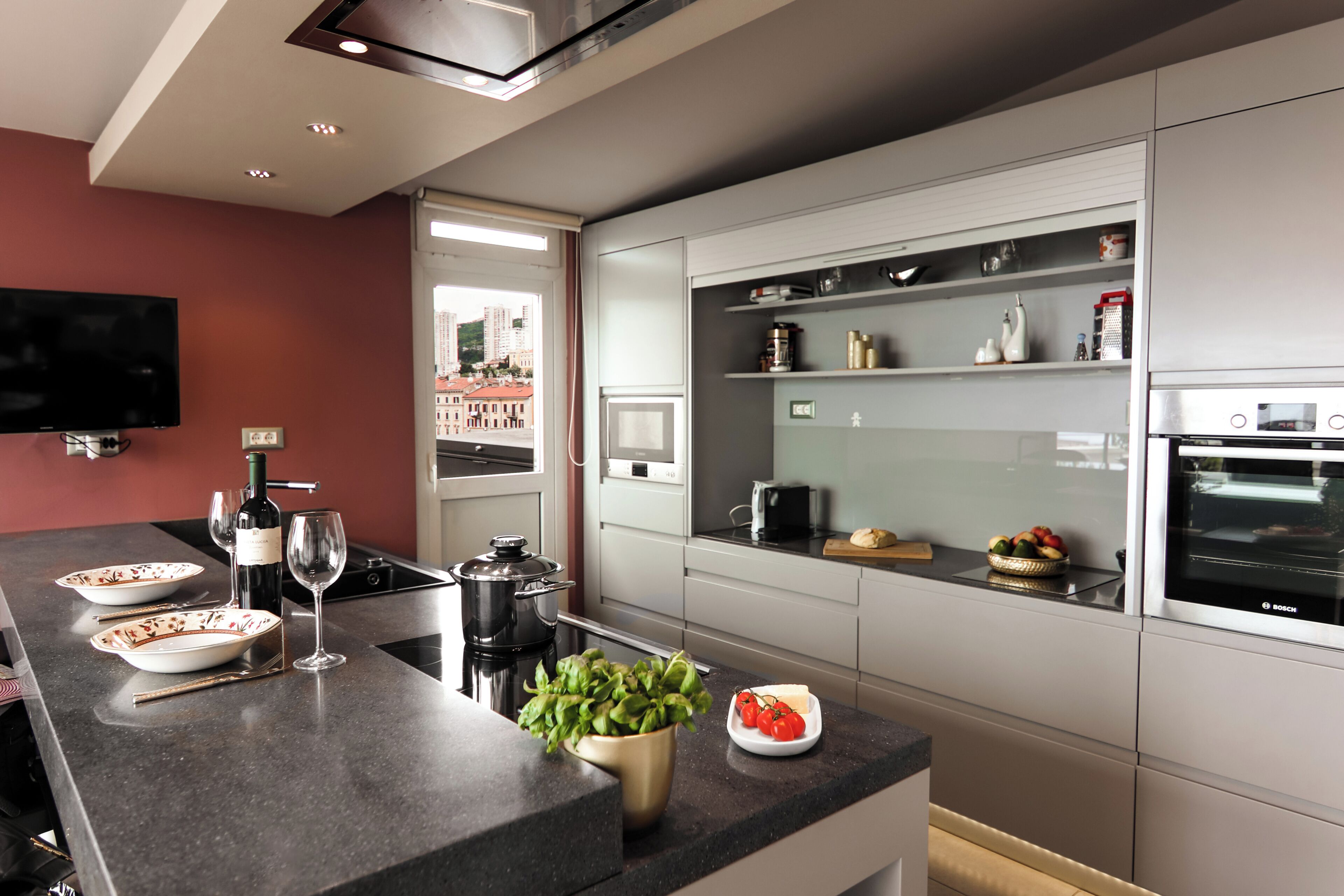 Réfrigérateur, four à micro-ondes, un four, surface de cuisson