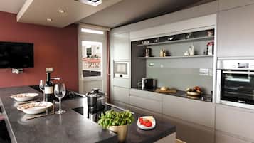 Réfrigérateur, four à micro-ondes, un four, surface de cuisson