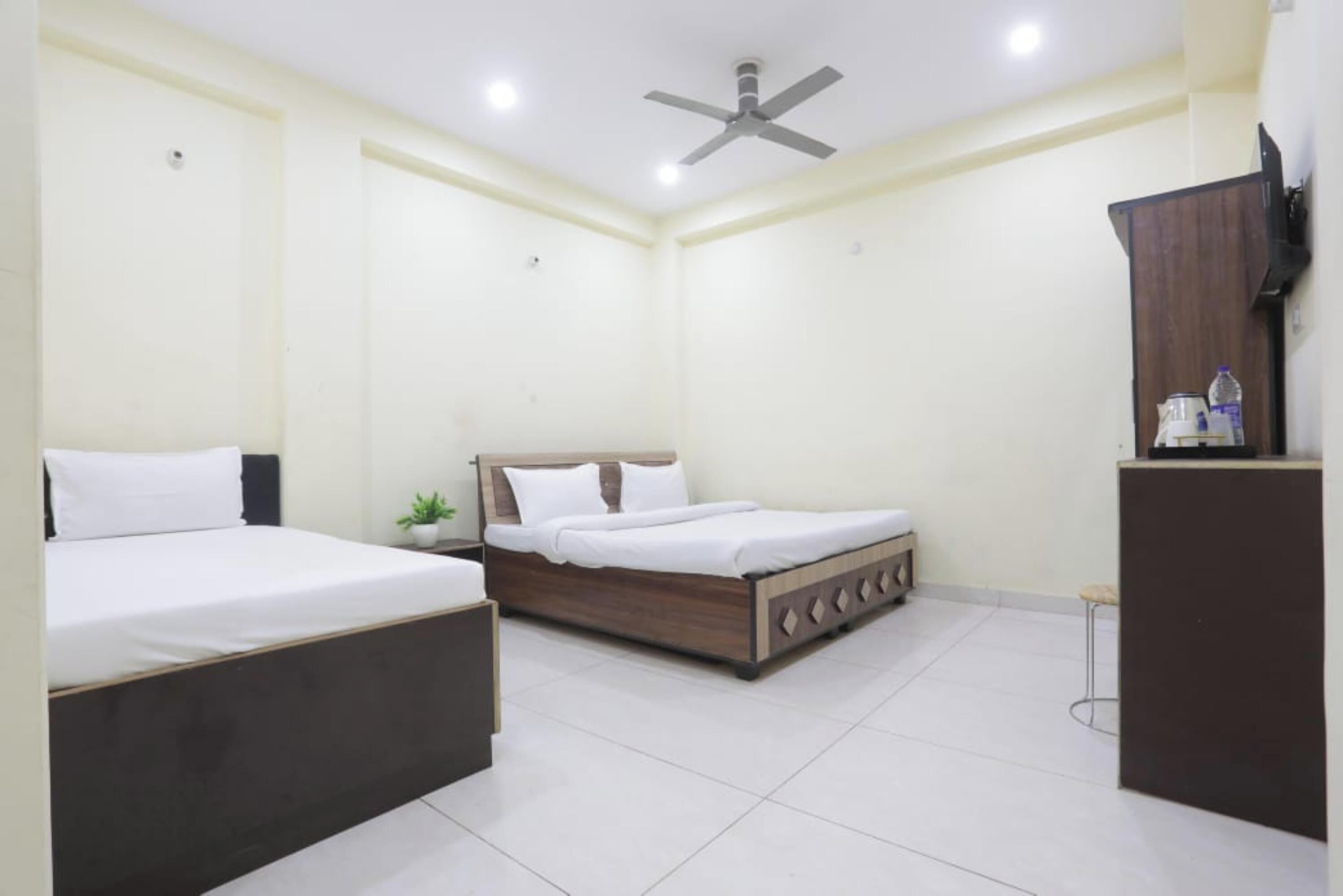 Habitación triple superior, vistas a la ciudad | Escritorio y wifi gratis