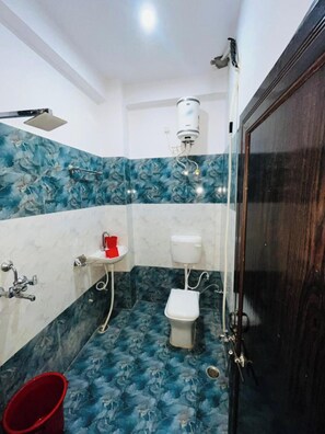 Habitación Signature doble, vistas a la ciudad | Baño | Ducha, artículos de higiene personal gratuitos y toallas