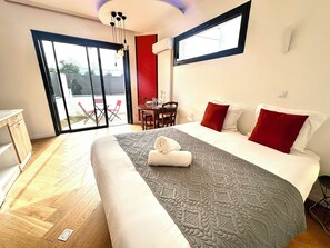 10 bedrooms, iron/ironing board, Internet, bed sheets - Large 10-bedroom house - Jacuzzi - Garden - Near Bordeaux & Tram (Villenave-d'Ornon)