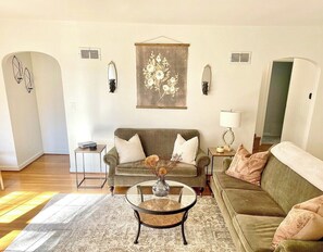 Ein Wohnzimmer mit einer Couch, einem Couchtisch und einem Beistelltisch.