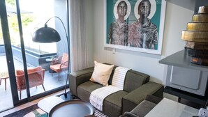 Una sala de estar moderna con un sofá, una mesa de centro y un cuadro en la pared.