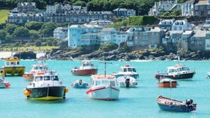 A coastal town with boats docked in the water and houses on the shore. - The Observatory | Boutique Coastal Retreat | Panoramic Sea Views | Beach 100m (St Ives)