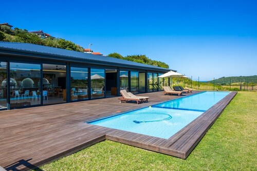 Sleek Coastal Studio in Zimbali OC H26