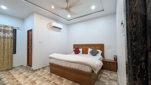 Deluxe Double Room, Balcony - Shree Ram Seva Bhakt Niwas (Ayodhya)