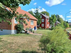 A residential area with houses, a clear sky, and a grassy yard. - Cosy HAPPY PLACE Experience the kingdom of Crystal in the Swedish Smaland. (Boda glasbruk)