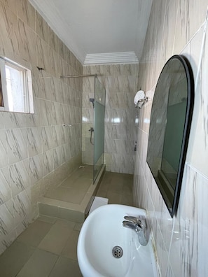 Shower, towels, toilet paper - The Oliver Lofts Hotels (Abuja)