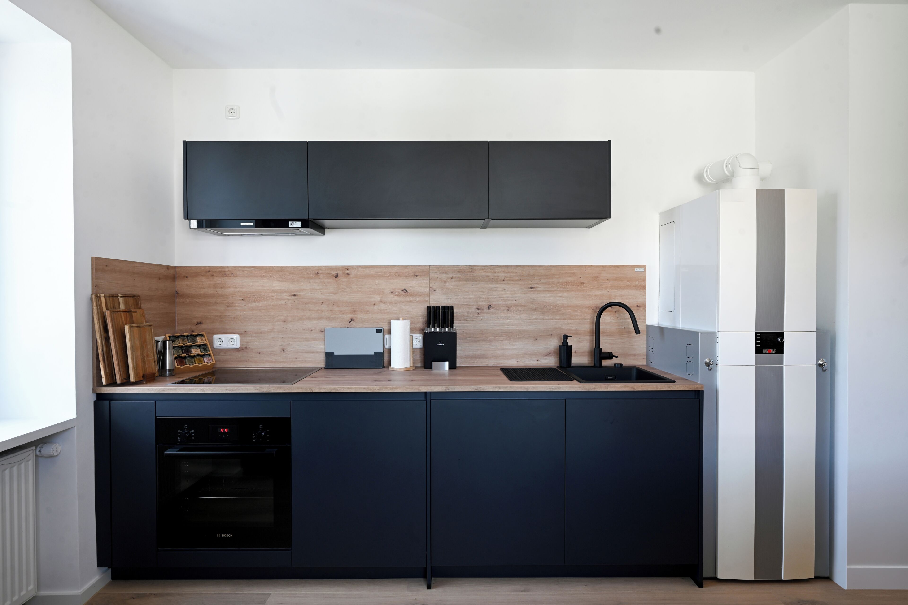 Una cucina moderna con forno, lavastoviglie, lavello e frigorifero.