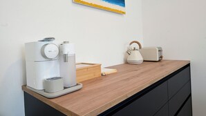 A kitchen counter with a coffee machine, a kettle, and a toaster. - Liboria vacation apartment Starnberg with balcony for 6 persons (Starnberg)