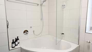 Secadora de cabello, toallas, jabón, papel de baño