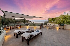 Outdoor dining - Enjoyable 2-bedroom house with ACand bbq beachfront (Agios Nikolaos)