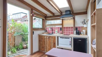 Coffee/tea maker, fridge, dishwasher