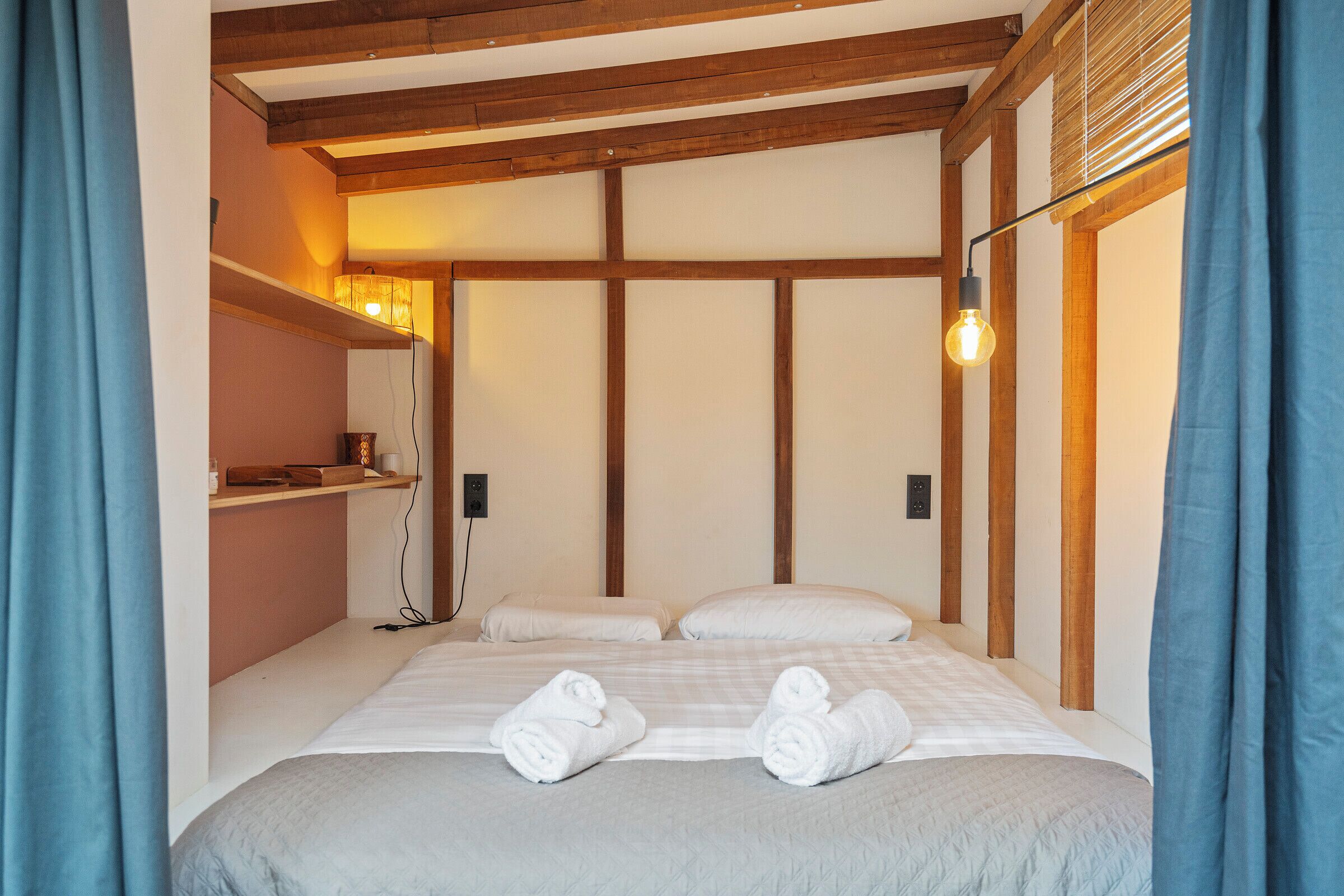 WiFi, bed sheets