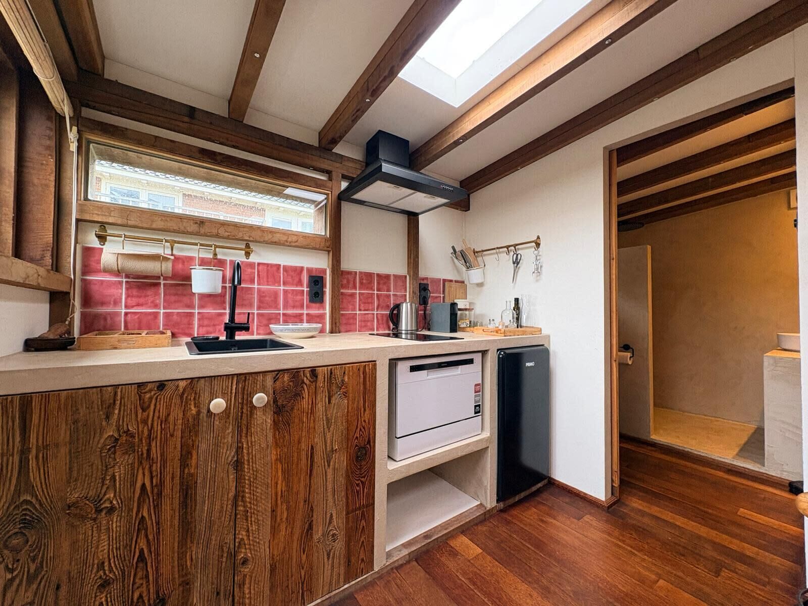 Fridge, dishwasher, coffee/tea maker