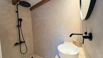 Shower, hair dryer, towels