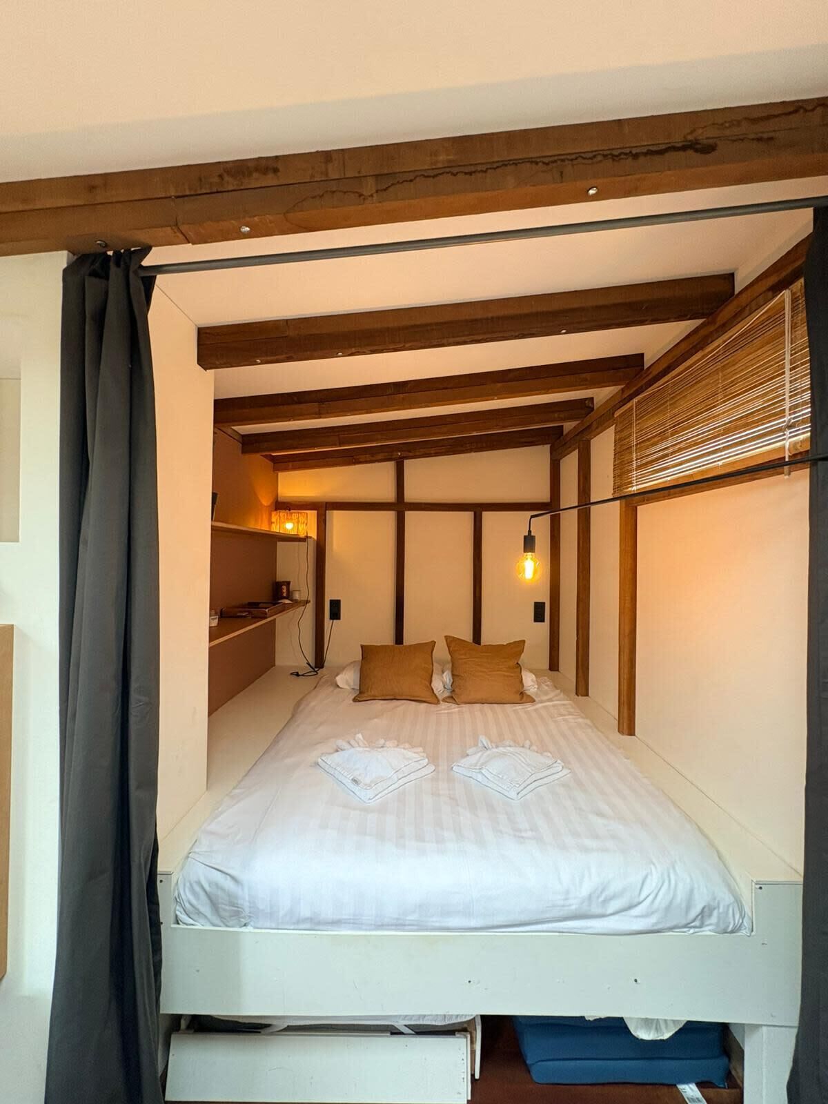 WiFi, bed sheets