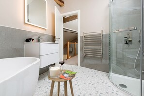 Dusche, Haartrockner, Handtücher