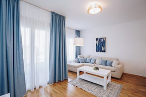 Ein modernes Wohnzimmer mit einer Couch, einem Couchtisch und einer Lampe.