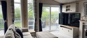 Harrogate Lodge - Sleeps4- South Facing Decking