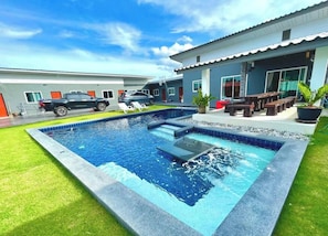 Pool - Room-blue Lake Residences Pattaya - 2 BR (Bang Lamung)