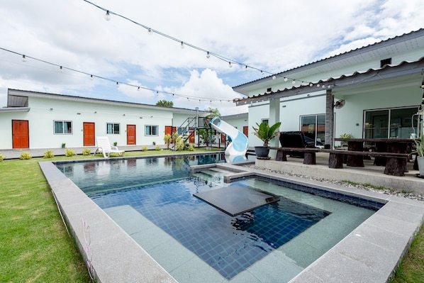 Villa, plusieurs chambres, fumeurs, vue jardin | Piscine | Piscine couverte