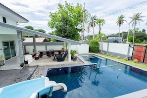 Vila, vários quartos, para fumantes, vista para o jardim | Piscina | Piscina interna