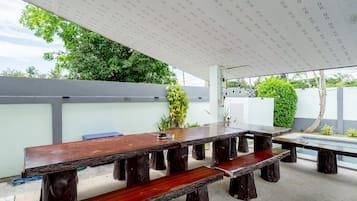 Vila, vários quartos, para fumantes, vista para o jardim | Opções para refeição ao ar livre