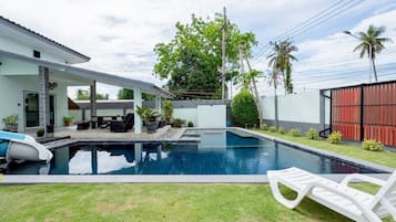 Vila, beberapa kamar, Boleh Merokok, pemandangan kebun | Kolam renang | Kolam renang indoor