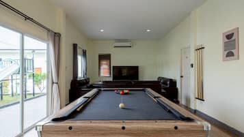 Vila, vários quartos, para fumantes, vista para o jardim | Sala de estar