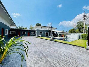 Villa - flera sovrum - rökare - utsikt mot trädgården | Exteriör