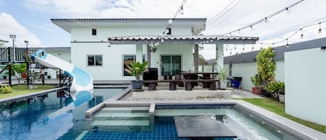 Villa, varias habitaciones, para fumadores, vista al jardín | Alberca | Alberca techada