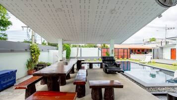 Vila, vários quartos, para fumantes, vista para o jardim | Piscina | Piscina interna