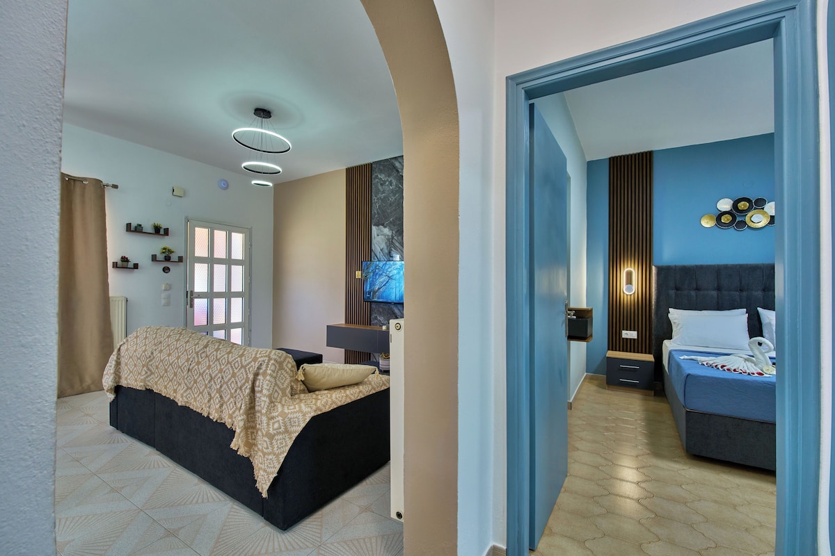 Habitación de hotel con cama, televisor, escritorio y baño.