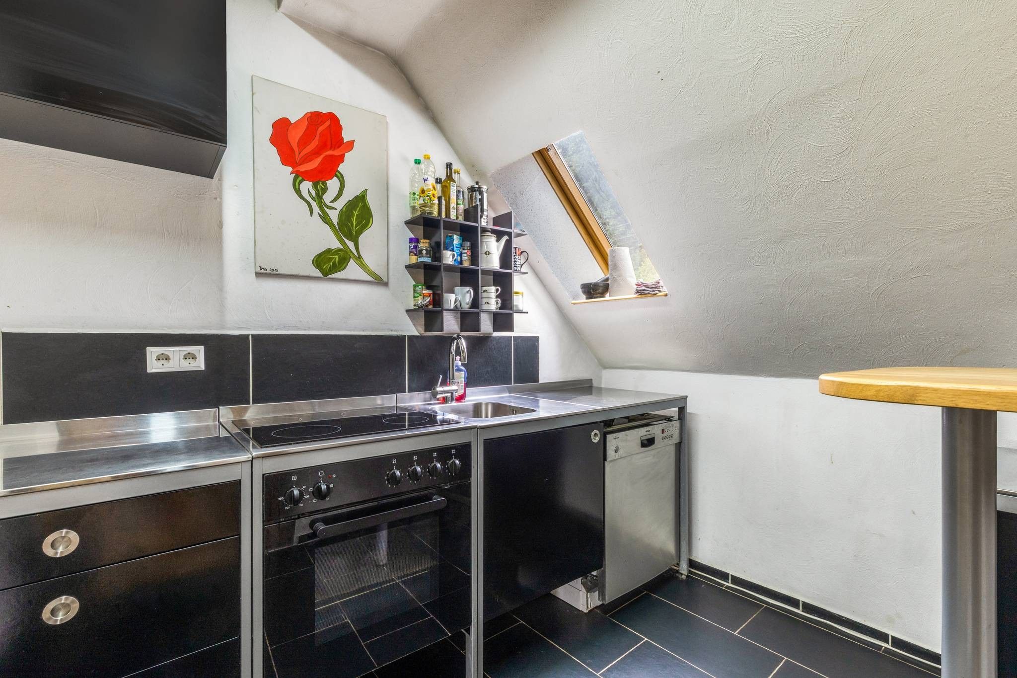 Een moderne keuken met een inbouwoven, een spoelbak en een aanrecht.