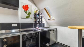 Een moderne keuken met een inbouwoven, een spoelbak en een aanrecht.