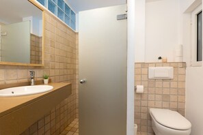 Ein Badezimmer mit Waschbecken, Spiegel und Toilette.