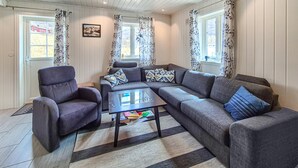Smart TV, fireplace - Lovely home in Borgund with sauna (Borgund)