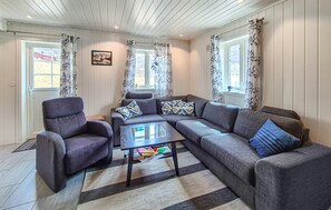 Smart TV, fireplace - Lovely home in Borgund with sauna (Borgund)