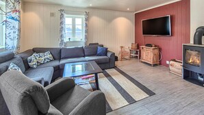 Smart TV, fireplace - Lovely home in Borgund with sauna (Borgund)