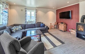 Smart TV, fireplace - Lovely home in Borgund with sauna (Borgund)