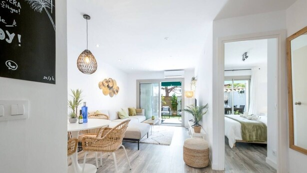 Un intérieur moderne comprenant un coin repas, un espace de vie et une chambre.