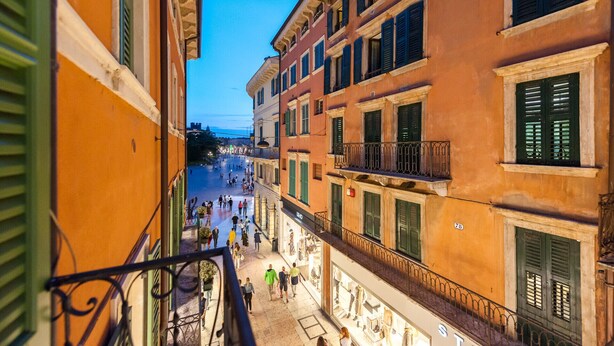 A street view with buildings, a pedestrian walkway, and a clear sky. - Conte Manfredo with Balcony (Verona)