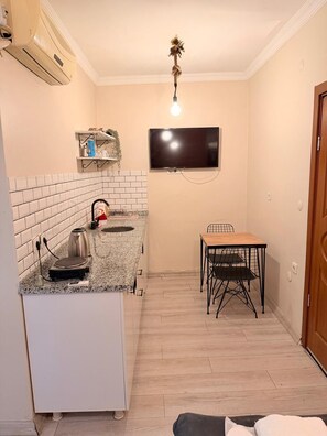 Quarto triplo standard, cozinha americana | Área de estar | TV LCD 40 polegadas com canais digitais