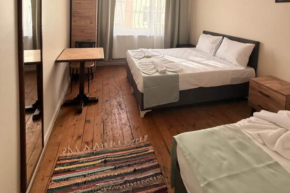 Quarto triplo | Roupas de cama premium, Wi-Fi de cortesia, roupa de cama