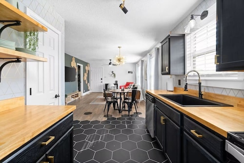 Welcome to The Honeycomb - Stylish 2 BR near Ft. Campbell & Oak Grove Casino