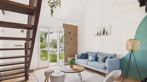 Ein modernes Wohnzimmer mit einer Couch, einem Couchtisch und einer Stehlampe.